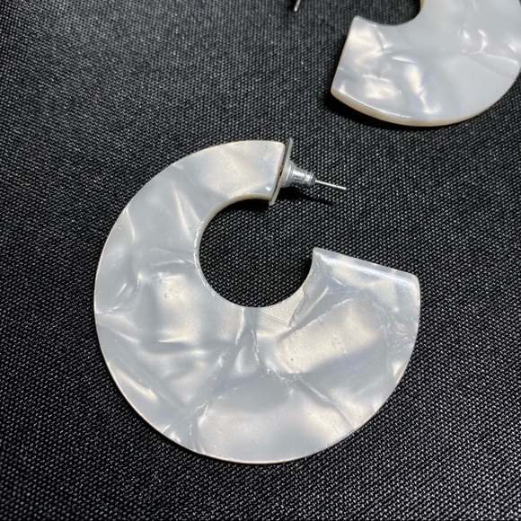 🤍BaubleBar White Acrylic Disc Earrings - Picture 3 of 8
